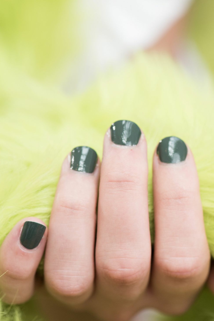 uñas muy cortas pintadas en verde oscuro, diseños de uñas en gel sencillo según las tendencias 2018