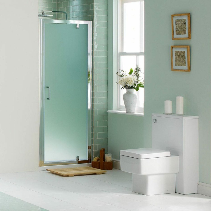 baño pequeño con mucha luz, ducha de obra con puerta de vidrio mate, decoracion en verde menta, cuadros, duchas de obra