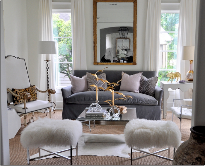 ideas de decoración salon gris y blanco, sillas modernas en blanco, detalles decorativos en dorado y pequeña sofá con cojines decorativos