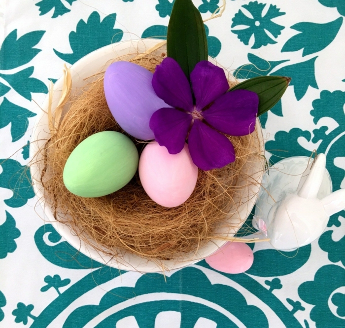 ideas sobre como decorar huevos de pascua en colores pastel, decoración bonita para la primavera, ideas con flores 