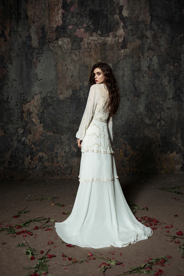 ejemplos de vestidos de novia hippies, bonito diseño en color blanco con detalles en marfil, elementos florales bonitos 
