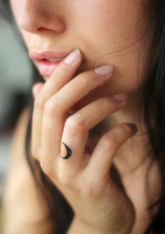 ideas encantadoras tatuajes de mujer, pequeño tatuaje de tinto negro en el dedo anular, bonitas ideas de tatuajes minimalistas