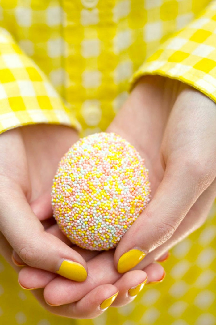precioso huevo hecho a mano, huevos de pascua decorados con bolas de azúcar en colores, decoración original primavera