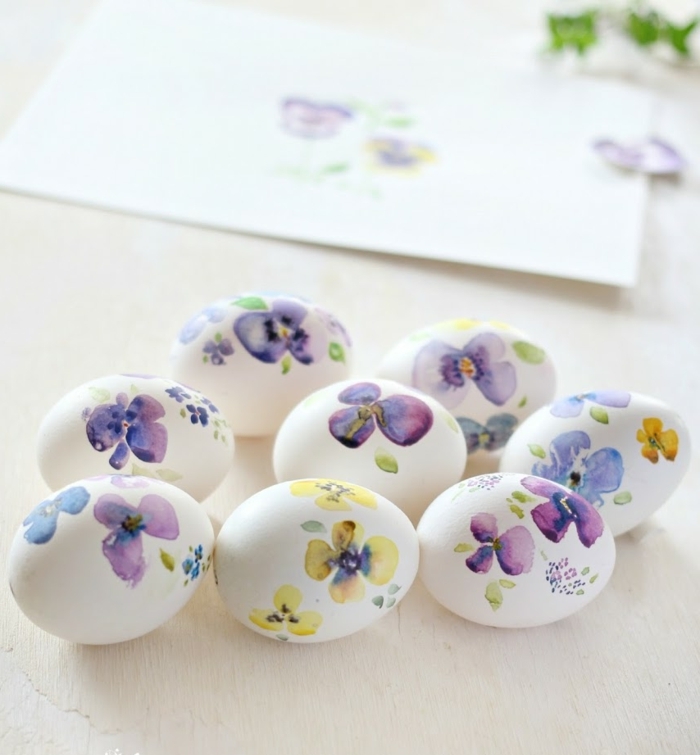decoración de encanto con violetas en diferentes colores, como decorar huevos de pascua paso a paso, bonita decoración hecha a mano 