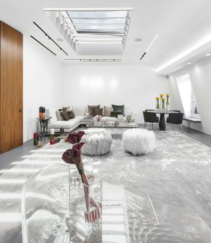 bonitas ideas decoracion salon, grande espacio decorado en blanco y gris, sillas redondas modernas y ventanas de techo