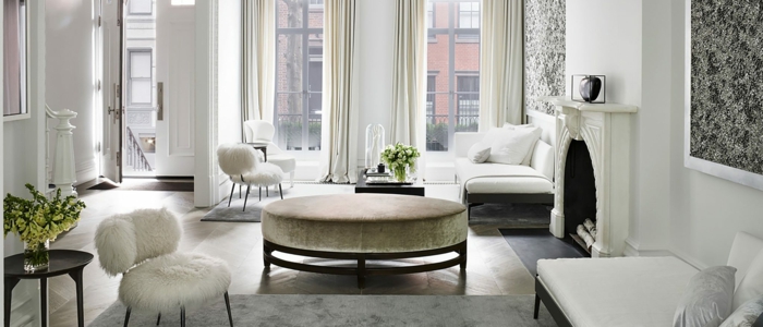 ideas salon gris y blanco, mesa de encanto en estilo vintage tapizada en terciopelo color cobrizo, bonitas ventanales y cortinas en color champan 