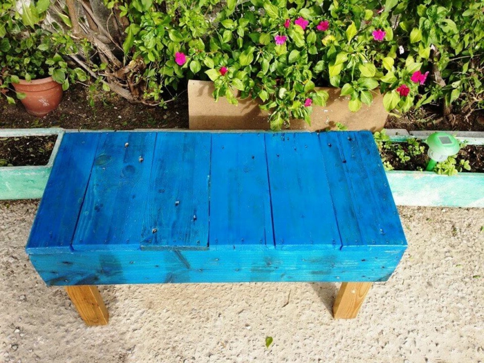 banco de madera hecho de palets pintado en azul, sofa palets faciles de hacer, bonita decoracion para el jardin