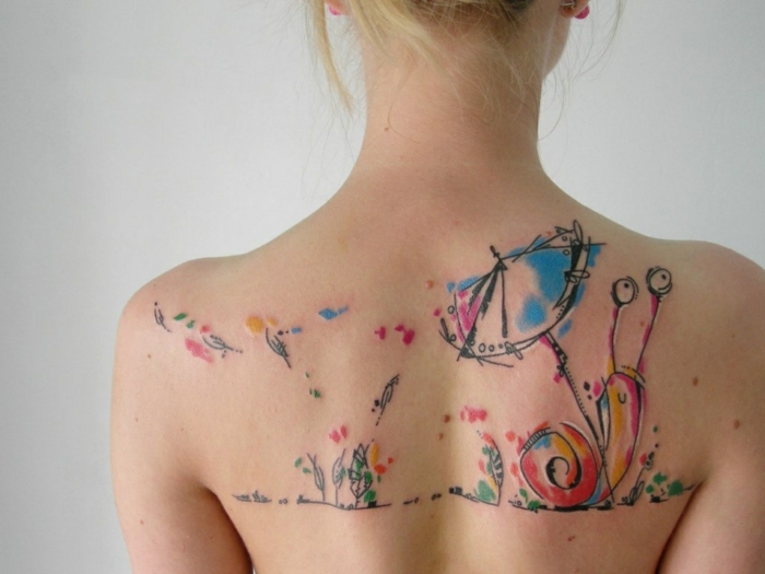 ejemplos de tatuajes con significado, tatuaje en la espalda en colores, bonito tatuaje en acuarela tendencias 2018 