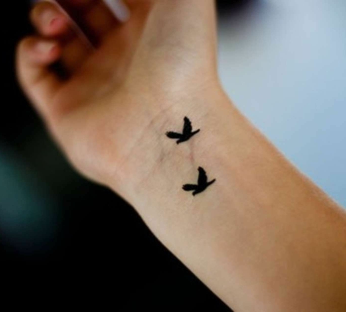 ideas de tatuajes simbolicos para mujeres, dos aves en pleno vuelo tatuados en negro, tatuajes delicados y originales