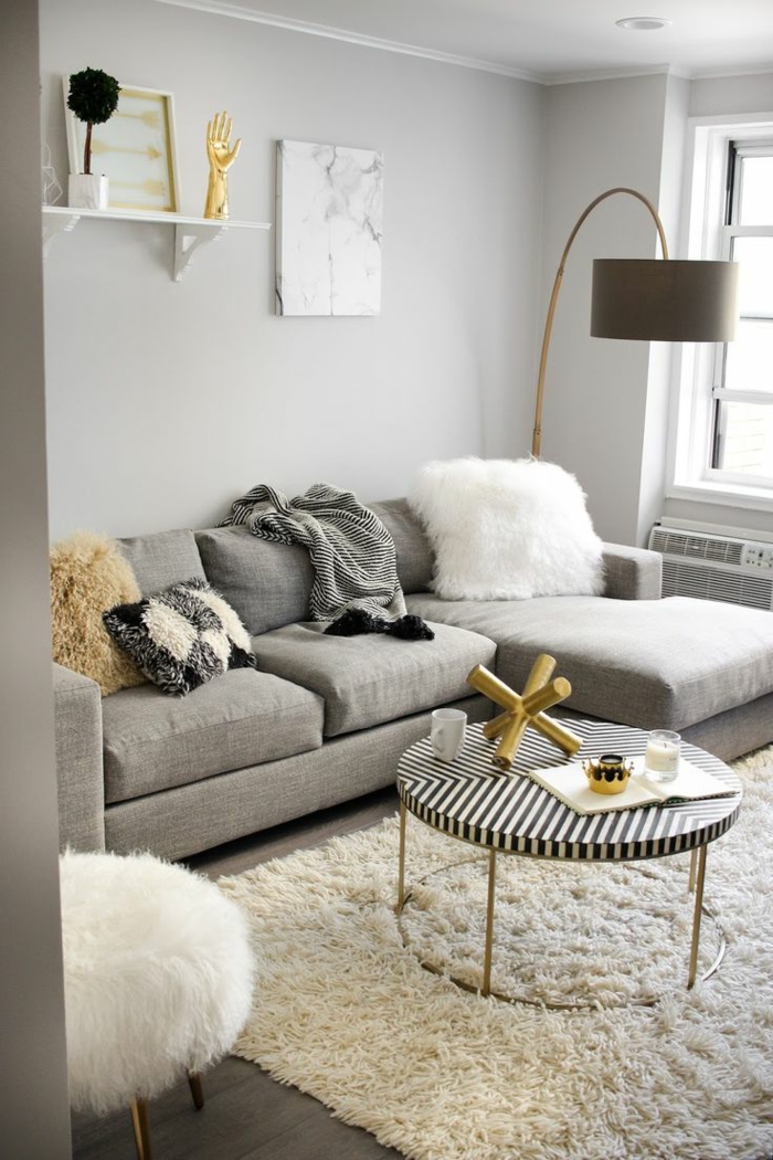 salón gris y blanco con decoración sofisticada en dorado, muebles de diseño, ambiente bonito y acogedor 
