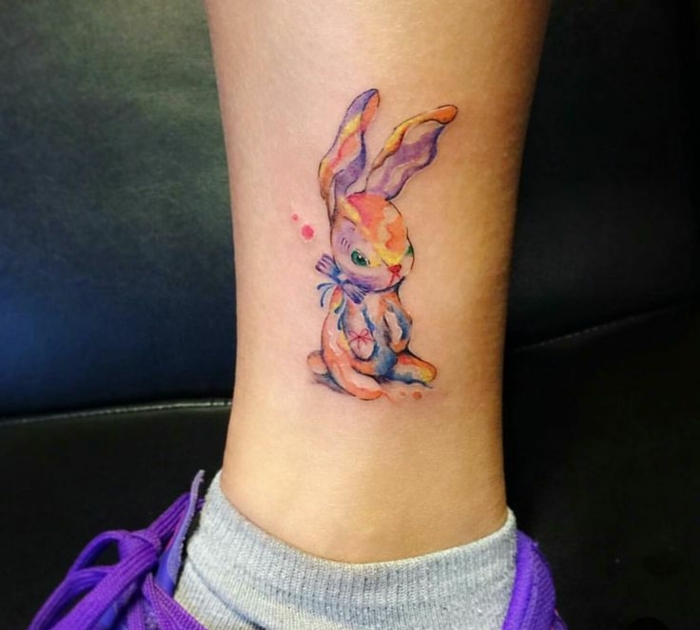 variantes de tatuajes en acuarela para niñas y mujeres, tatuajes con significado bonitos, tatuaje de pequeño conejo en colores 