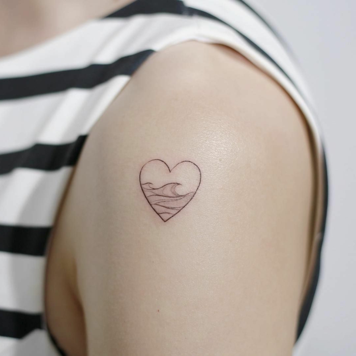 preciosos diseños de tatuajes minimalistas, tatuajes para mujeres pequeños, dibujo de corazón con ondas de mar dentro 