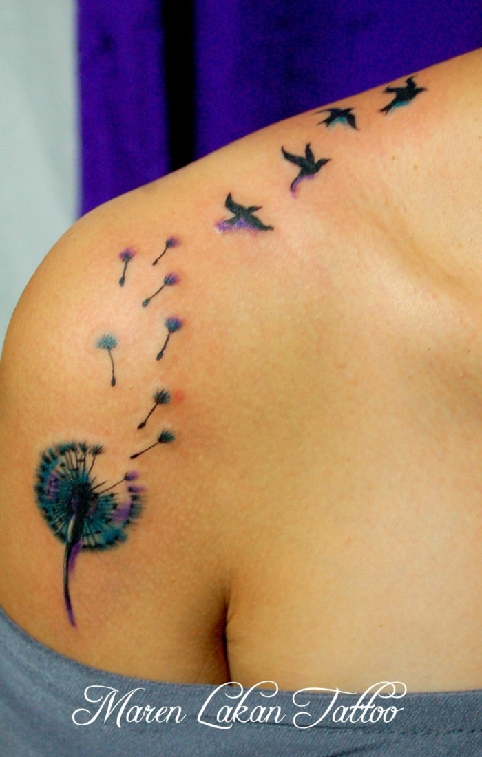 bonito diente de león en verde y violeta y aves en vuelo, ideas creativas de tatuajes con significado para mujeres