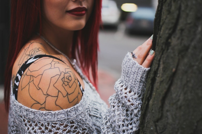 ideas de tatuajes con significado, tatuajes en el hombro para mujeres, dibujo con tinte negro con motivos florales 