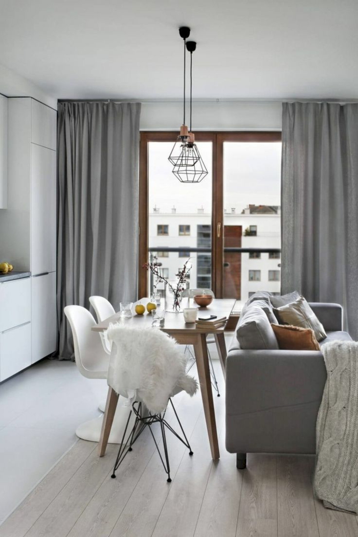 ideas decoracion de salones, pequeño espacio decorado con estilo, salon comedor con sillas blancas sofá y cortinas en gris 