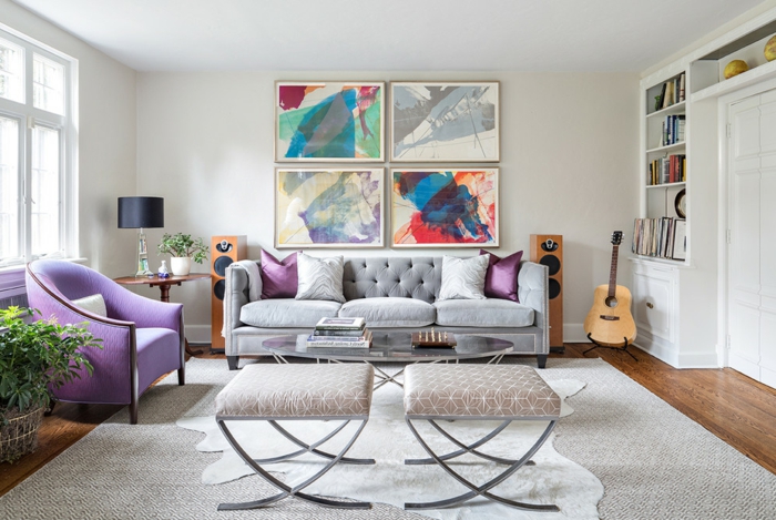 salón de diseño espactacular, muebles en ultravioleta y sofá en capitoné en gris, decoracion de salones con pinturas modernas