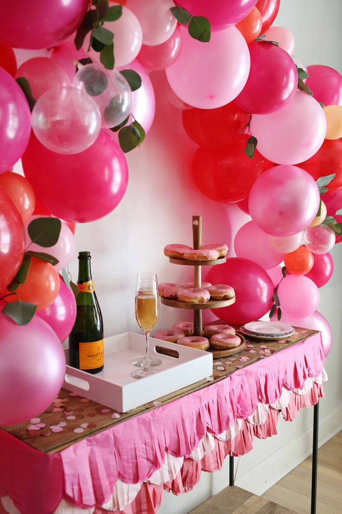 bonita decoracion con globos, arco de globos y mesa con pasteles y bebidas, preciosa decoración para una fiesta de cumpleaños