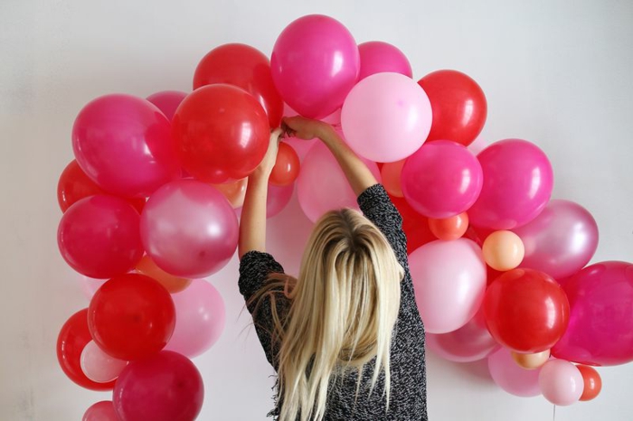 proyectos DIY decorativos, manualidades originales con balones, decoracion con globos en rojo y rosado 