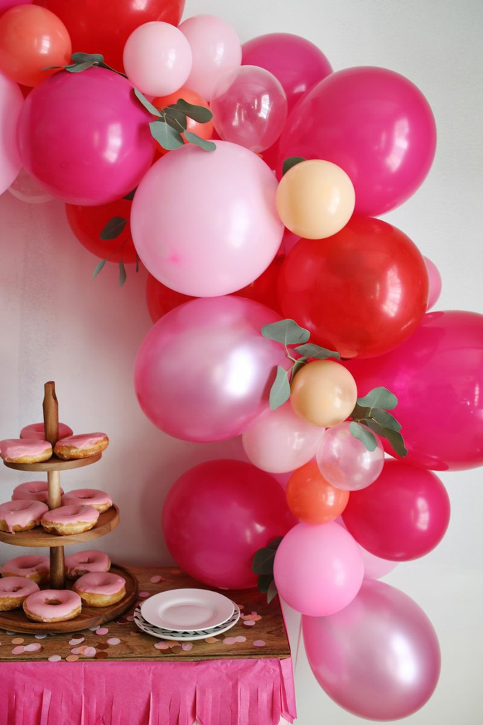 decoracion con globos para una fiesta de cumpleaños, globos de diferente tamaño y color, arco de globos DIY 