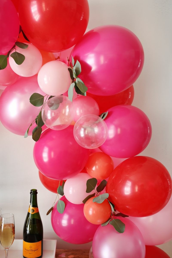 decoracion con globos de diferente tamaño y color, manualidades faciles de hacer, propuestas encantadoras para sorprender a tu pareja 