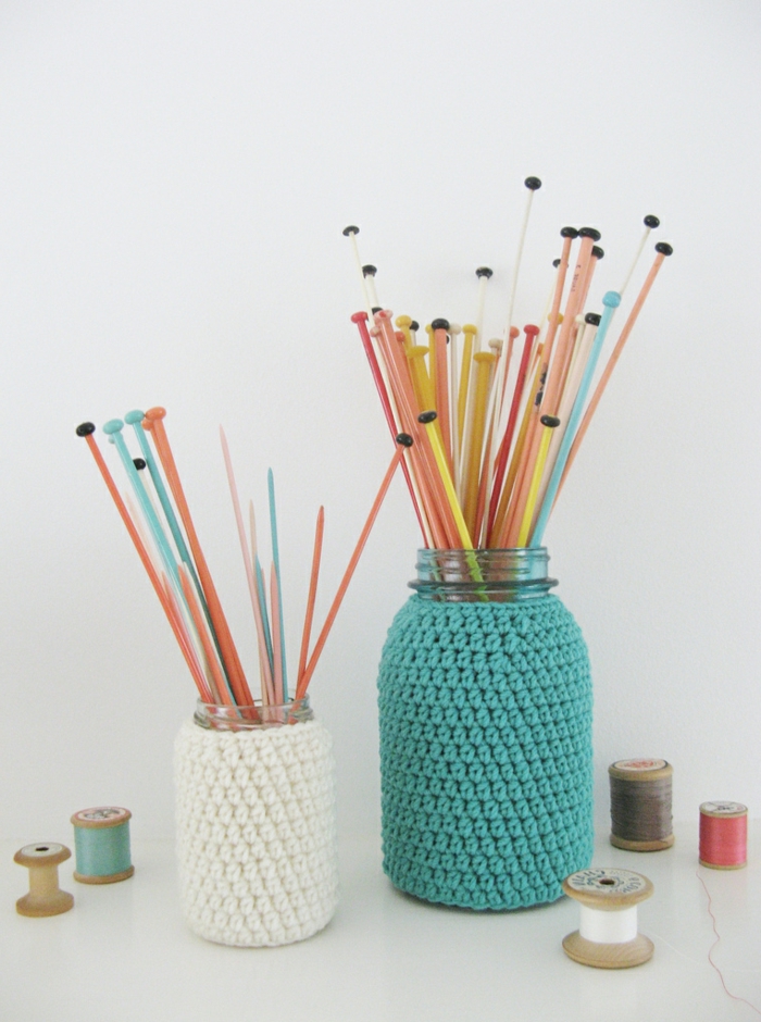 preciosos lapiceros DIY con bordado a crochet, ideas sobre como decorar botes de cristal con hilo 
