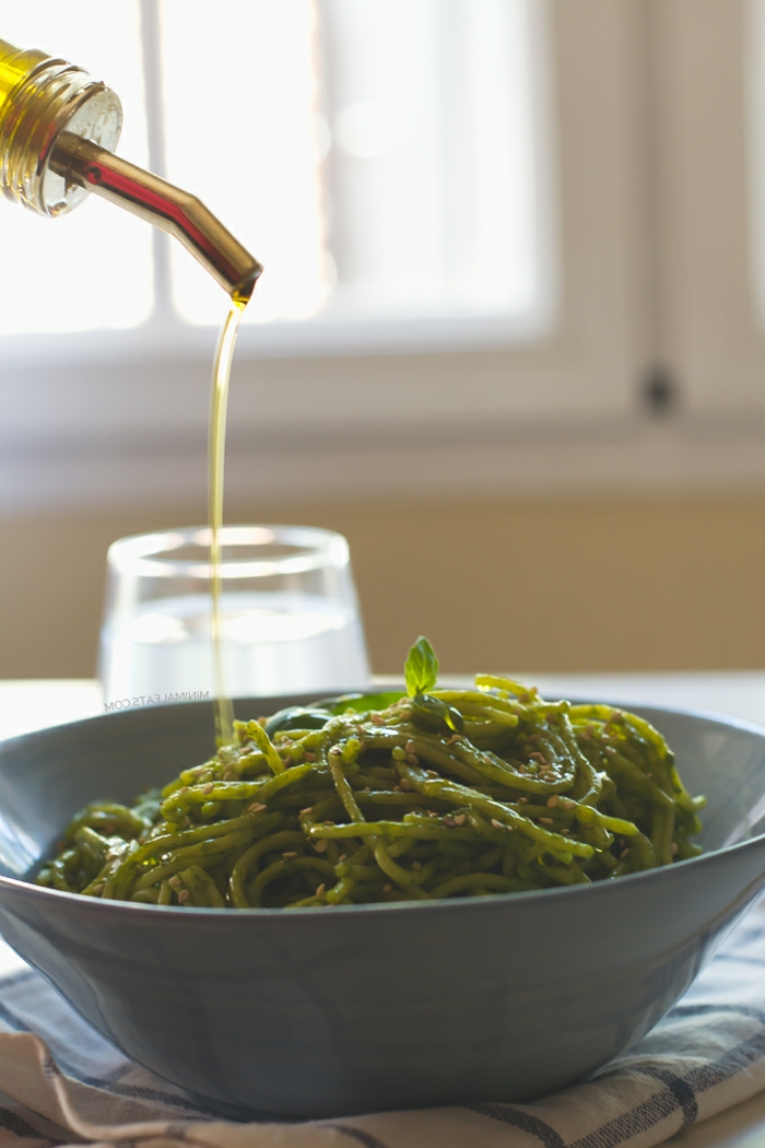 pasta vegana verde con aceite de oliva y espinaca, recetas fáciles y sanas paso a paso, cena saludable 