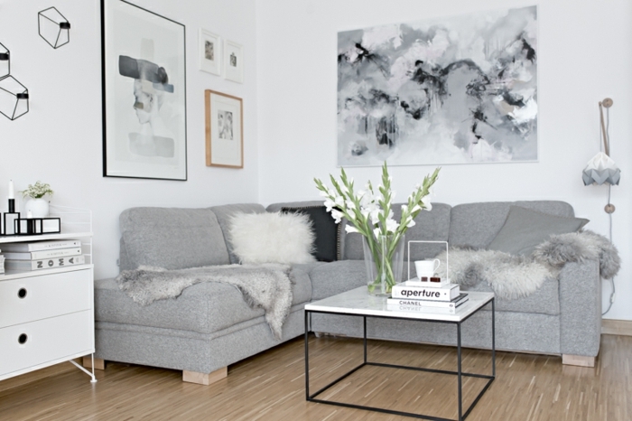 ideas decoracion salones pequeños en blanco y gris, pinturas y cuadros decorativos, paredes blancos y sofá en gris de diseño moderno 