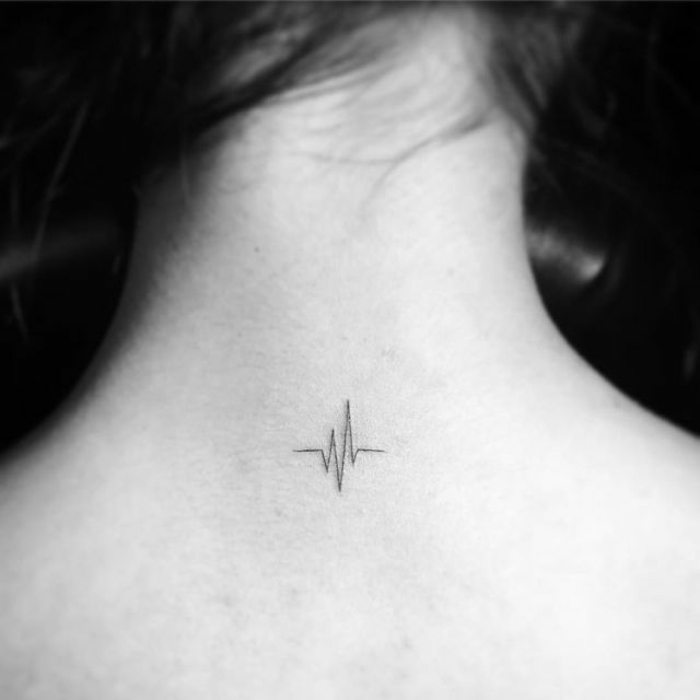 preciosas ideas de tatuajes en la nuca y tatuajes espalda mujer, pequeño dibujo de electrocardiograma en la nuca