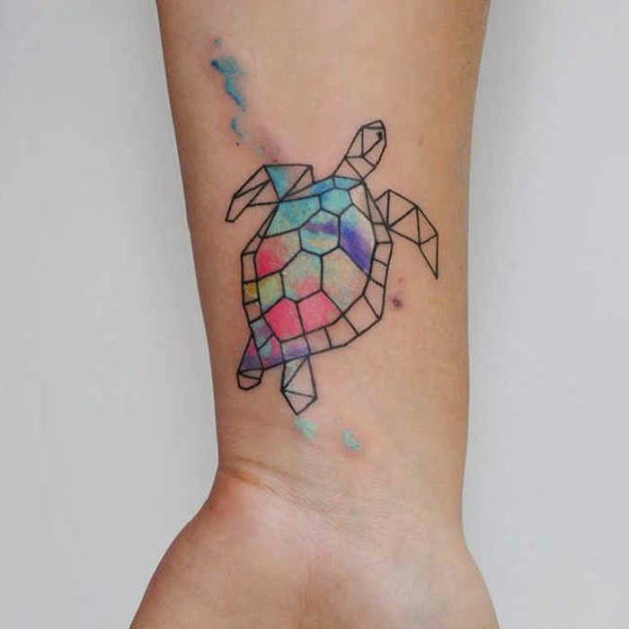 ideas de tatuajes para mujeres en el brazo, pequeña tortuga en el antebrazo con pinturas acuarelas