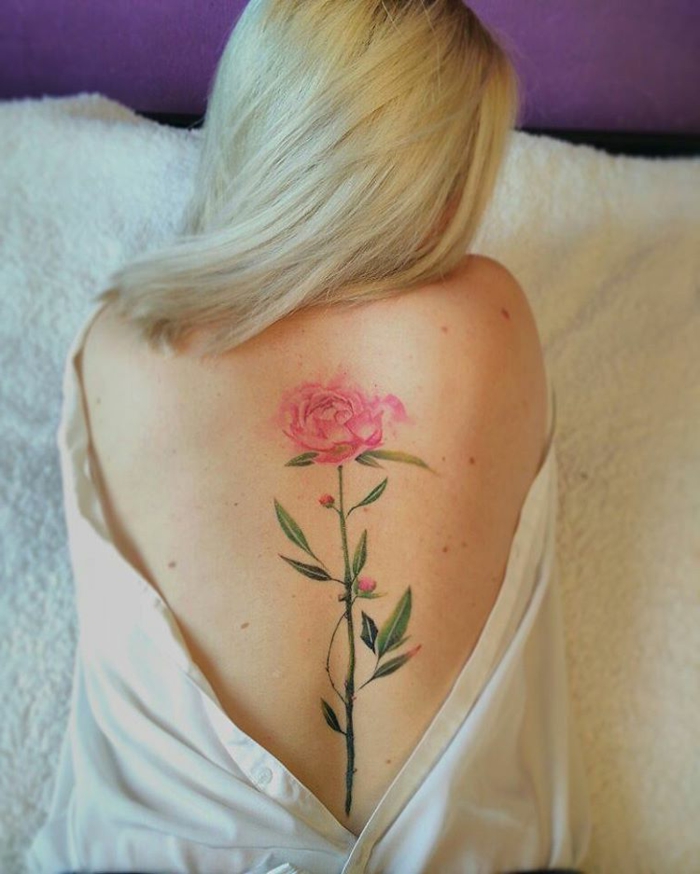 fantásticas ideas de tatuajes espalda mujer, dibujo grande de una flor en rosado en la espalda 