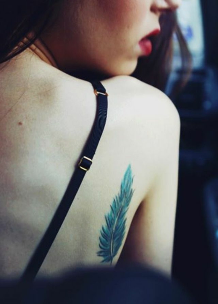 tatuajes con plumas bonitos, ideas de tatoos pequeños en la espalda, pluma en verde tatuada con acuarela 