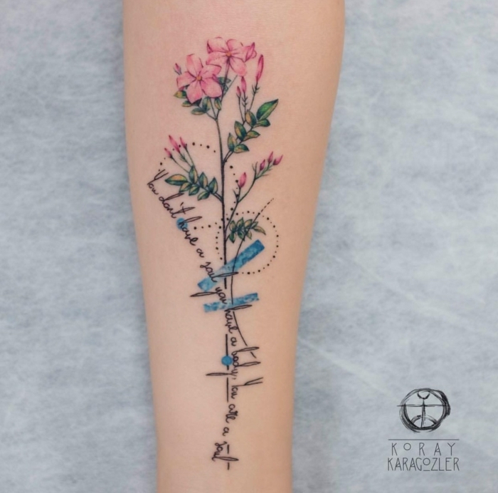 precioso diseño de tatuaje en el antebrazo, ramo de flores en rosado con elementos gráficos, ideas de tatuajes para mujeres