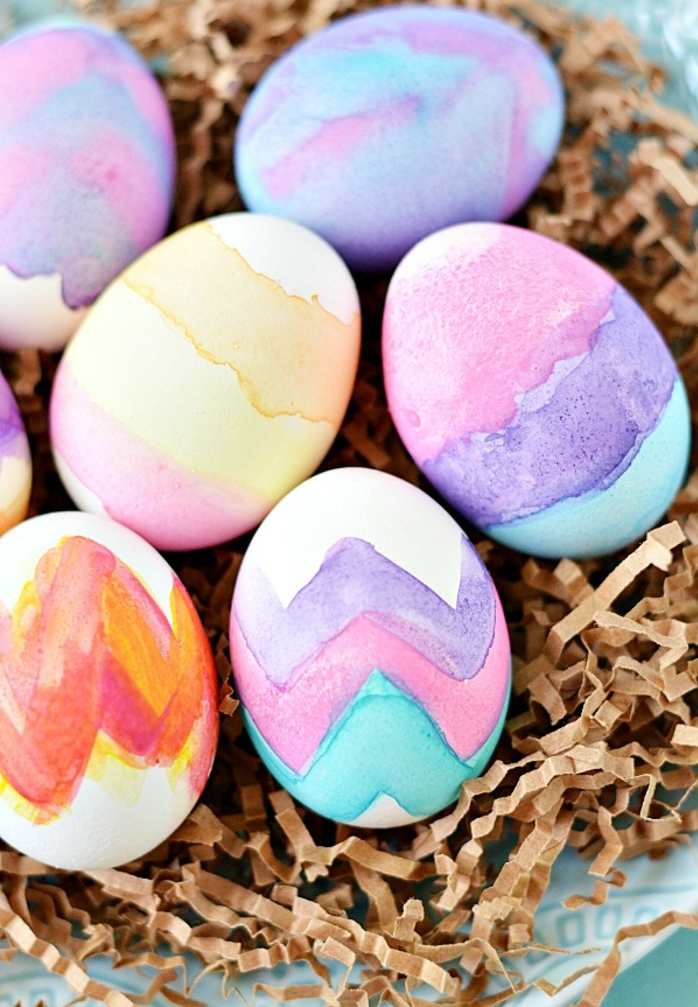 huevos decorados en colores pasteles, manualidades pascua con pintura acuarela, ideas bonitas y faciles de hacer 