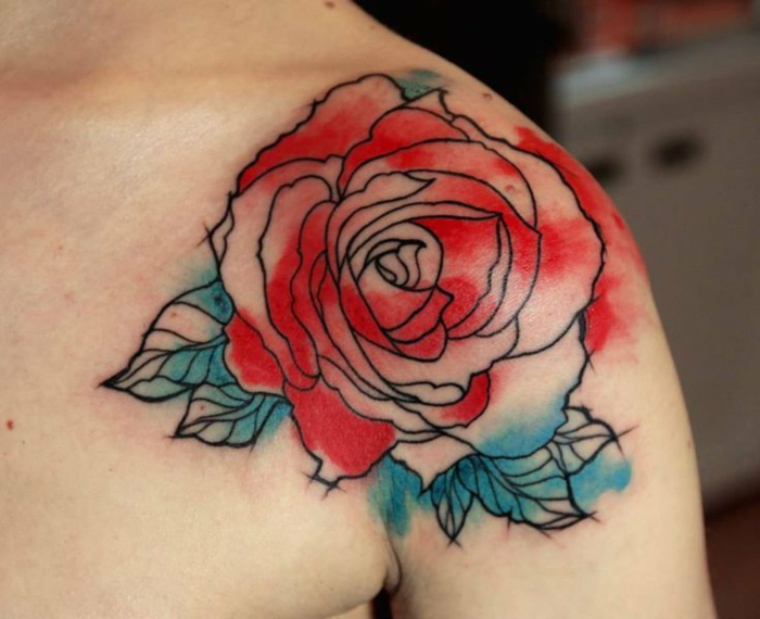 grande tatuaje acuarela en el hombro, rosa roja con hojas verdes, ejemplos de tatuajes simbolicos para mujeres