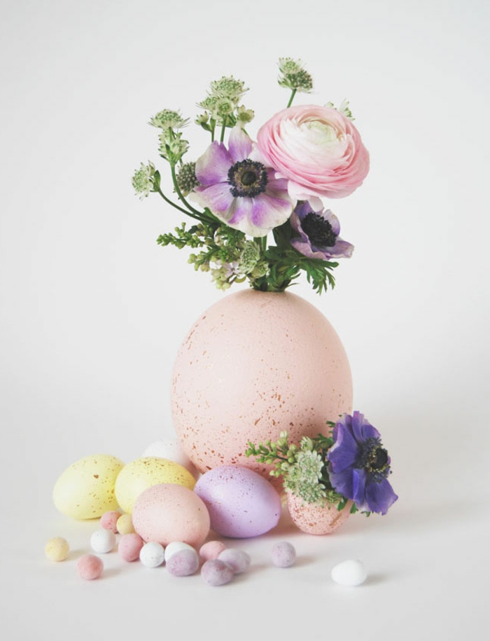 decoración DIY con flores y huevos, manualidades huevos de pascua faciles de hacer, huevos de diferente tamaño pintados en colores pasteles