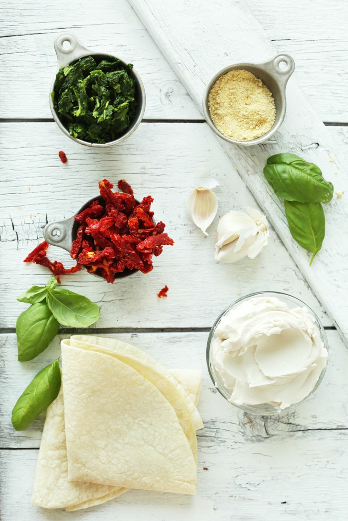ingredientes para hacer un envuelto saludable, recetas faciles con tomates secados al sol, albahaca, crema de queso, tortillas y ajo 