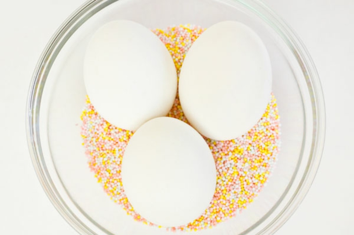 decoración DIY para la primavera, huevos blancos decorados con bolas de azúcar en colores, ideas decoración paso a paso 