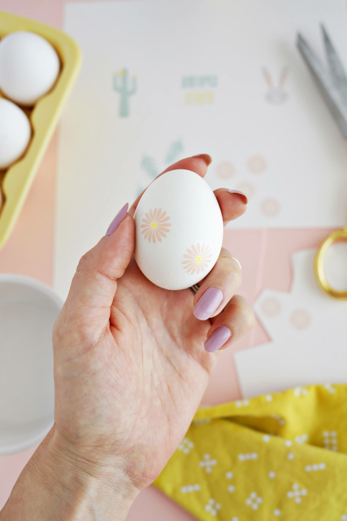 huevo blanco decorado con pegatinas con motivos florales, manualidades huevos de pascua faciles de hacer 