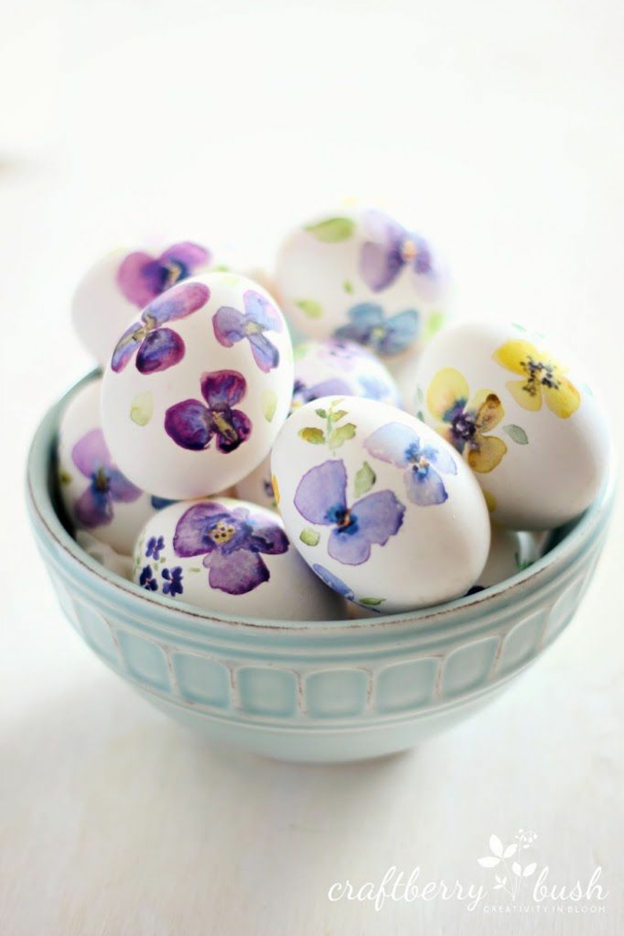 preciosos huevos decorados con decoupage, manualidades huevos de pascua con motivos florales