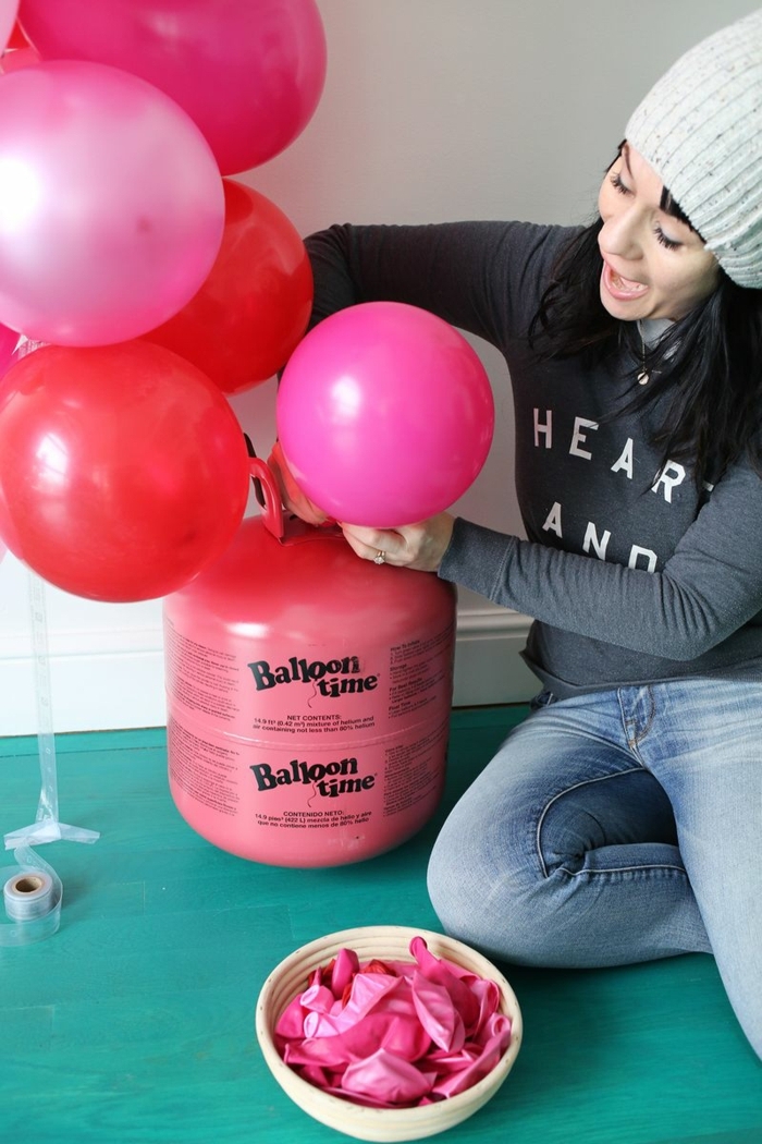 cono inflar globos con englobadora, arcos de globos hechos a mano paso a paso, globos en color rosado y rojo 