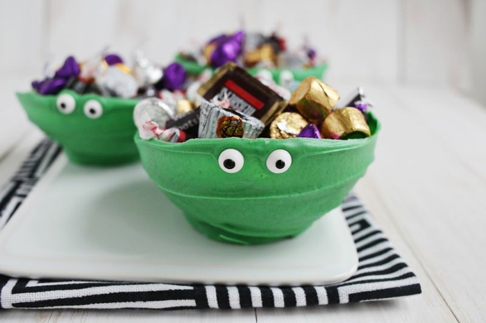 ideas decoración con globos, recipiente DIY hecho de chocolate, preciosa decoración para una fiesta casera