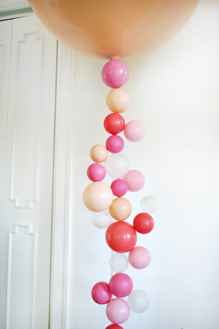 ideas para decorar la casa en una fiesta, decoración con globos pequeños, guirnalda vertical hecha a mano 