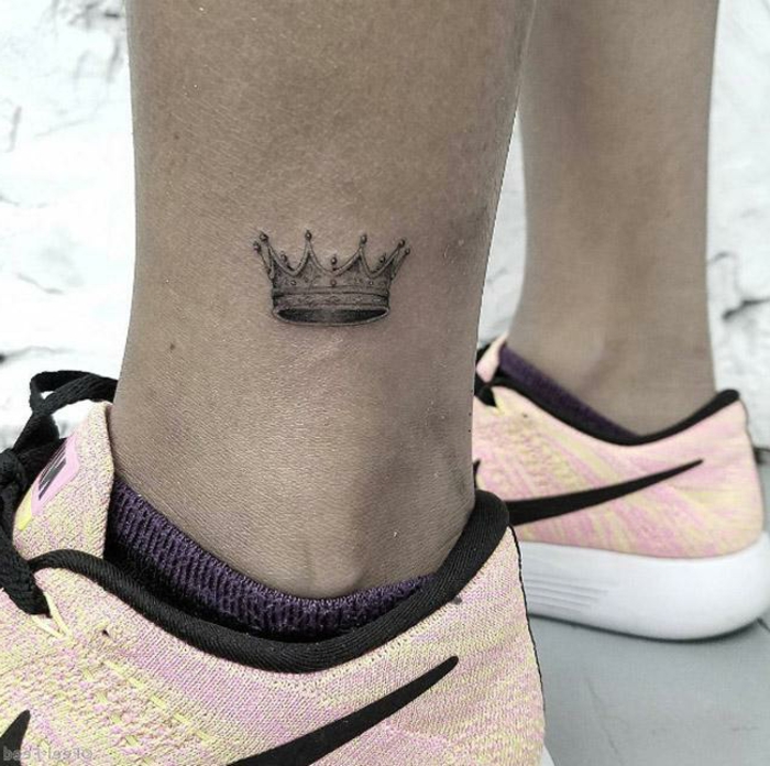 diseños de tatuajes minimalistas con significado, tatuajes de mujer en el tobillo, dibujo en forma de corona 