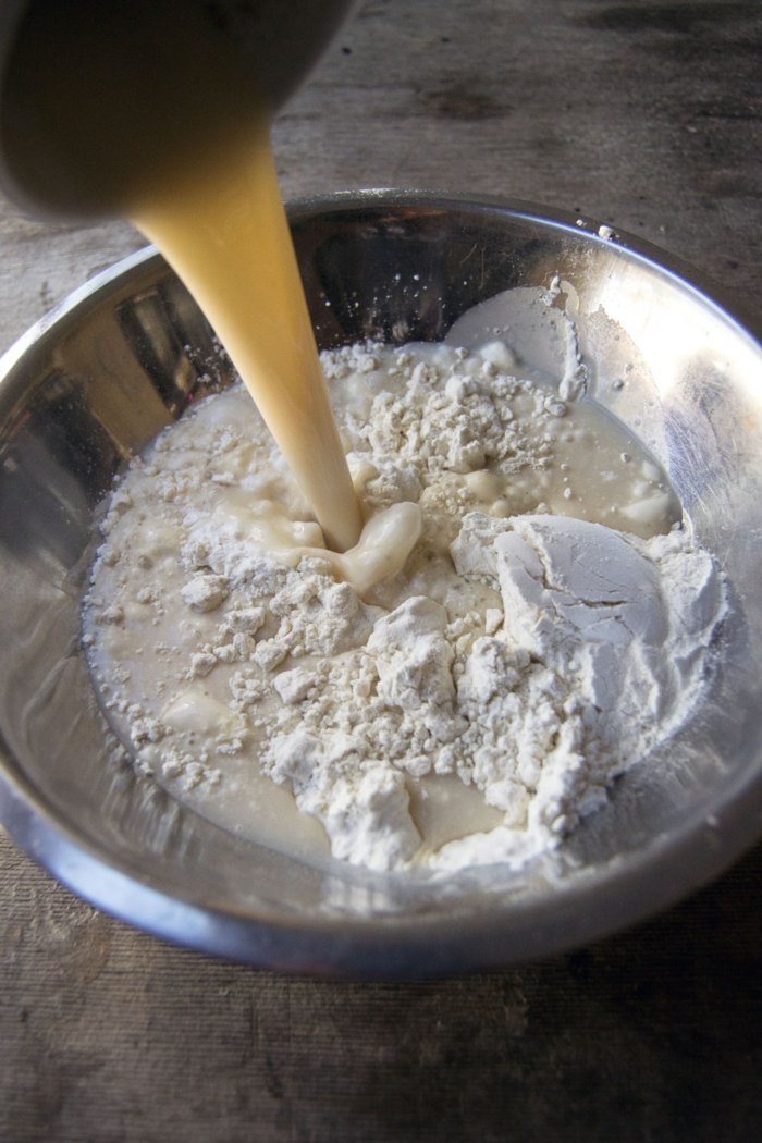 pasos para hacer unos crepes veganos, leche de coco y harina integral, ejemplos originales de recetas faciles