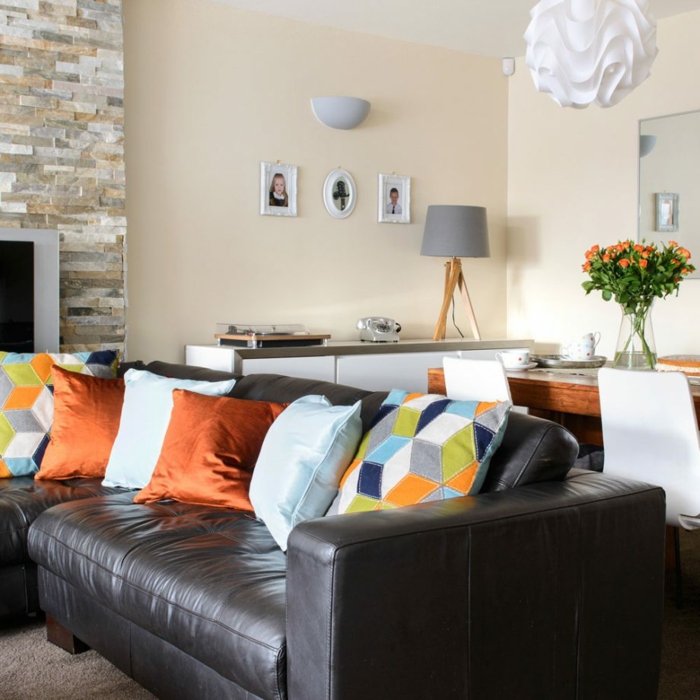 espacio decorado en tonos claros con detalles en color naranja, salon comedor acogedor, decoración de flores