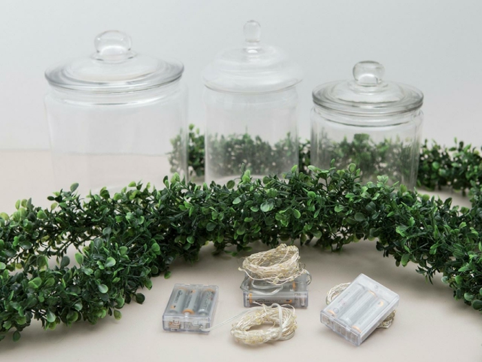 materiales necesarios para unos bonitos tarros decorados DIY llenos de plantas verdes artificiales y bombillas 