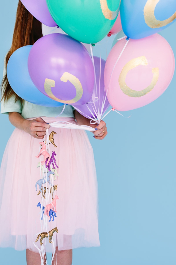 ramo de globos en colores pastel decorados con pintura en dorado, globos cumpleaños ideas encantadoras