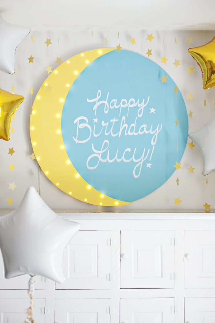 bonita composición con globos para decoración de cumpleaños, globos cumpleaños en forma de estrellas