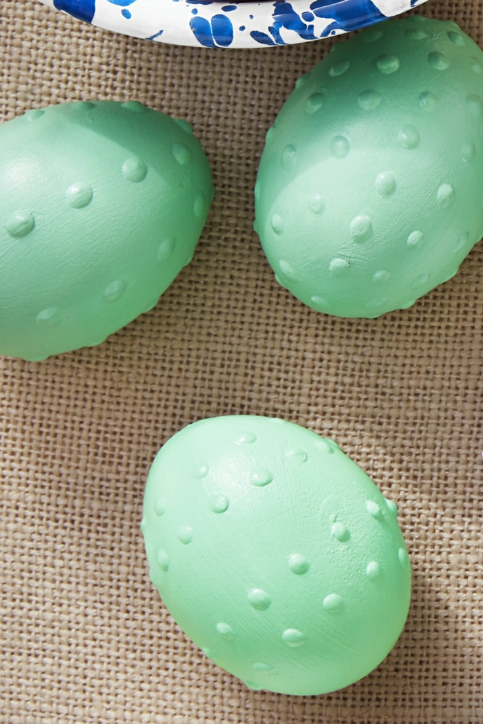 preciosos huevos con decoración tridimensional pintados en color verde, como hacer huevos de pascua originales 