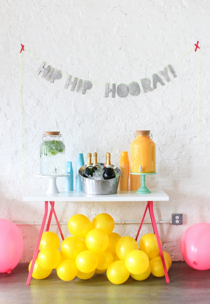 preciosa decoración para fiestas con globos cumpleaños en amarillo, guirnalda con letras en la pared grandes globos en rosados